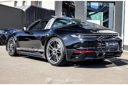 911 (992.1) TARGA 4 GTS PDK EDITION 50 YEARS PORSCHE DESIGN 1/750 – MONTRE CHRONOGRAPHE 1