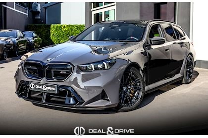 M5 TOURING (G99) 4.4 PHEV (727 CH) – BMW INDIVIDUAL GREY BLACK UNI – PPF – IMMAT FR. - AKRAPOVIC